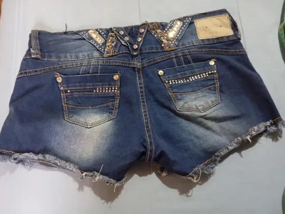 Mini short de jean elastizado. Impecable Floresta