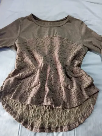 Remera delicada manga larga, combinada. Impecable Floresta