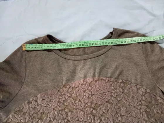 Remera delicada manga larga, combinada. Impecable Floresta