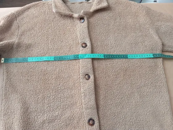 Campera de corderito, abotonada. Impecable Floresta