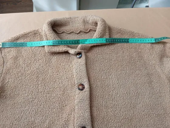 Campera de corderito, abotonada. Impecable Floresta