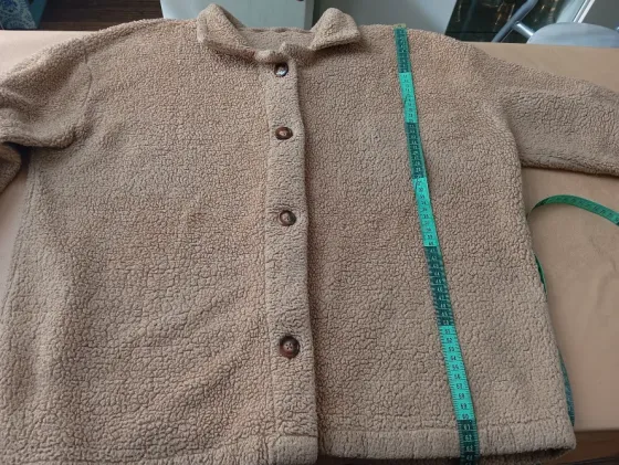 Campera de corderito, abotonada. Impecable Floresta