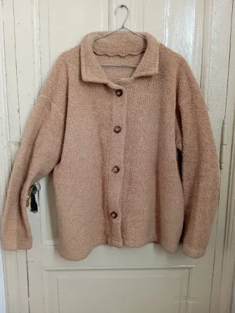 Campera de corderito, abotonada. Impecable Floresta