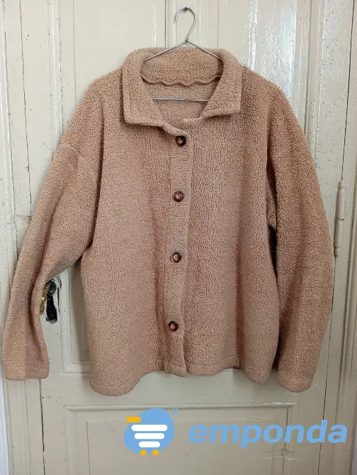 Campera de corderito, abotonada. Impecable Floresta - imagen 2