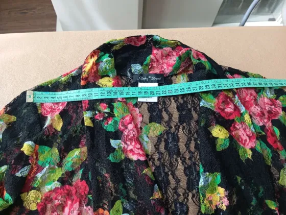 Cárdigan importado tipo kimono de encaje floral. Impecable Floresta
