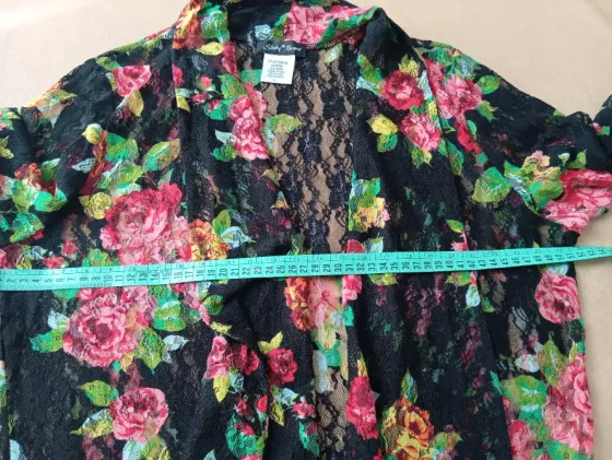 Cárdigan importado tipo kimono de encaje floral. Impecable Floresta