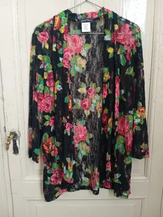 Cárdigan importado tipo kimono de encaje floral. Impecable Floresta