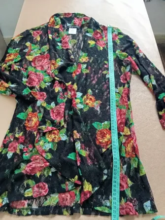 Cárdigan importado tipo kimono de encaje floral. Impecable Floresta