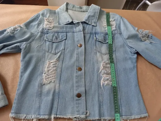 Campera de jean con roturas. Perfecto estado Floresta