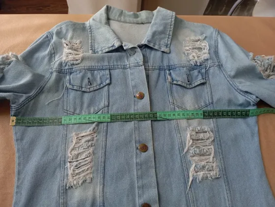 Campera de jean con roturas. Perfecto estado Floresta