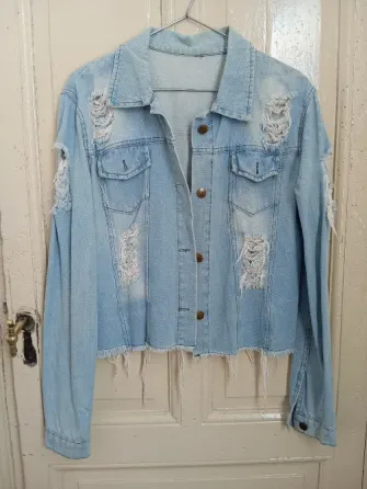Campera de jean con roturas. Perfecto estado Floresta
