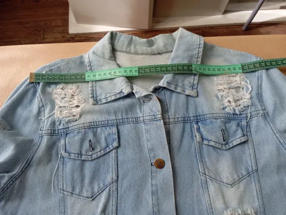 Campera de jean con roturas. Perfecto estado Floresta