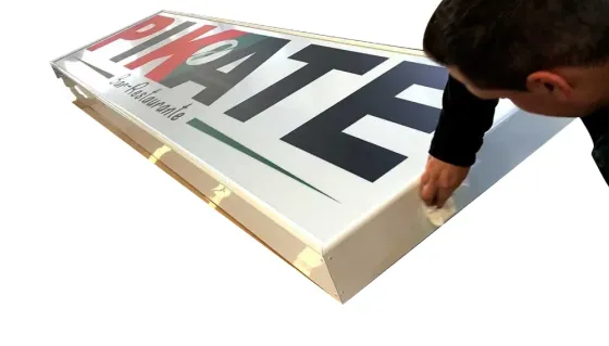 Colocación de carteles con alucobond para farmacias en Hudso Lanús