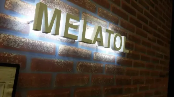 Letras con efectos de luz para gym Lanús