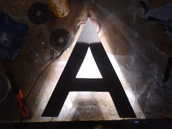 Letras con efectos de luz para gym Lanús