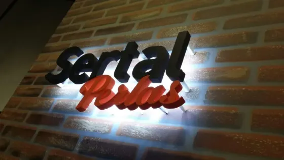 Letras con efectos de luz para gym Lanús