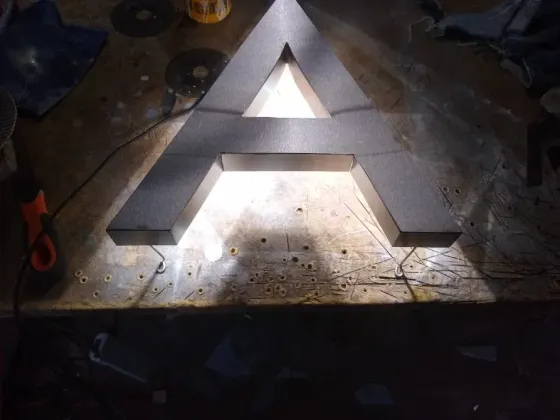 Letras con efectos de luz para gym Lanús