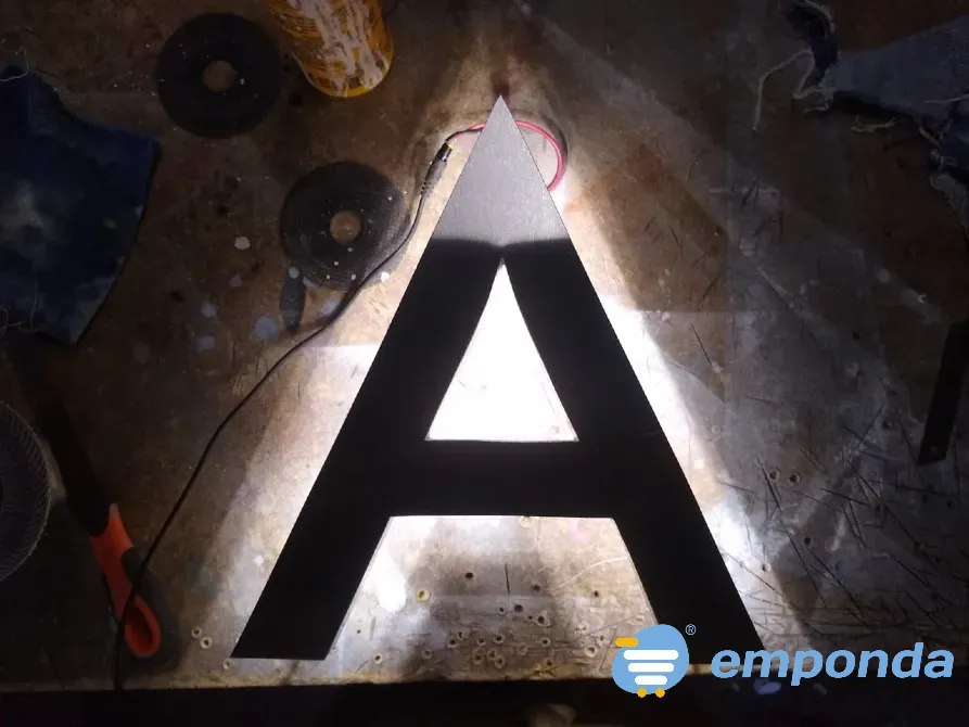 Letras con efectos de luz para gym Lanús - imagen 1