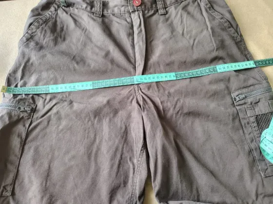 Bermuda cargo para hombre. Impecable Floresta
