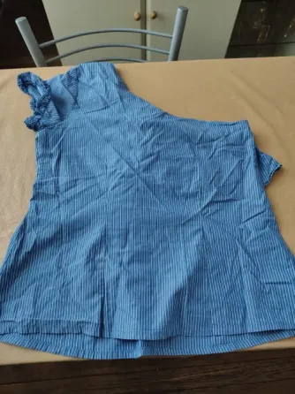 Blusa rayada de un solo hombro, con volado Floresta