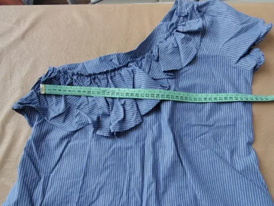 Blusa rayada de un solo hombro, con volado Floresta