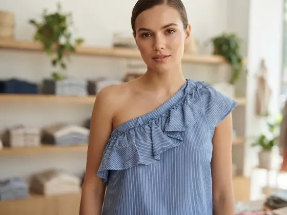 Blusa rayada de un solo hombro, con volado Floresta