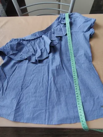 Blusa rayada de un solo hombro, con volado Floresta