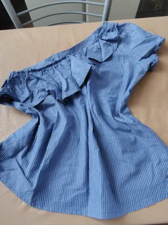 Blusa rayada de un solo hombro, con volado Floresta