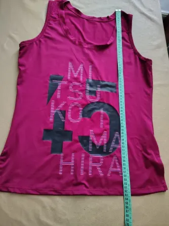 Musculosa deportiva de mujer, con tajo lateral Floresta