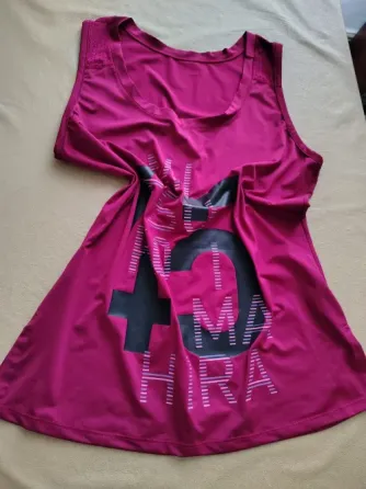 Musculosa deportiva de mujer, con tajo lateral Floresta