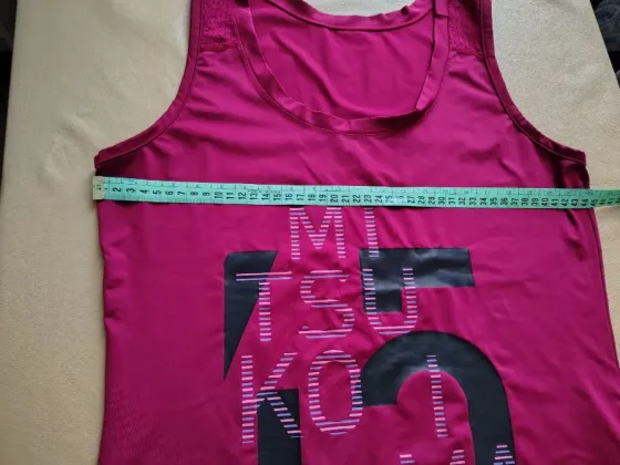Musculosa deportiva de mujer, con tajo lateral Floresta