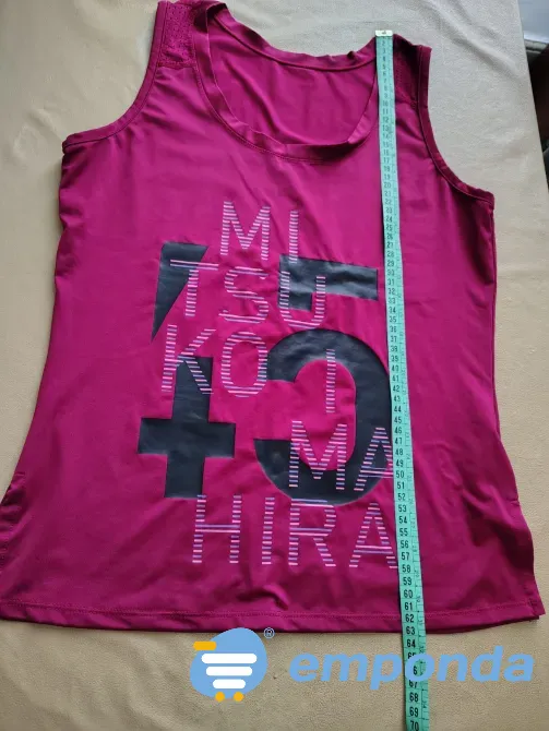 Musculosa deportiva de mujer, con tajo lateral Floresta - imagen 2