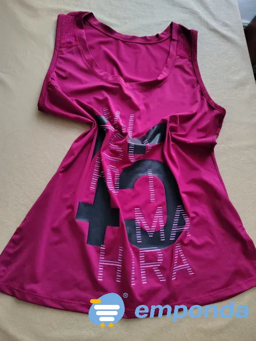 Musculosa deportiva de mujer, con tajo lateral Floresta - imagen 4