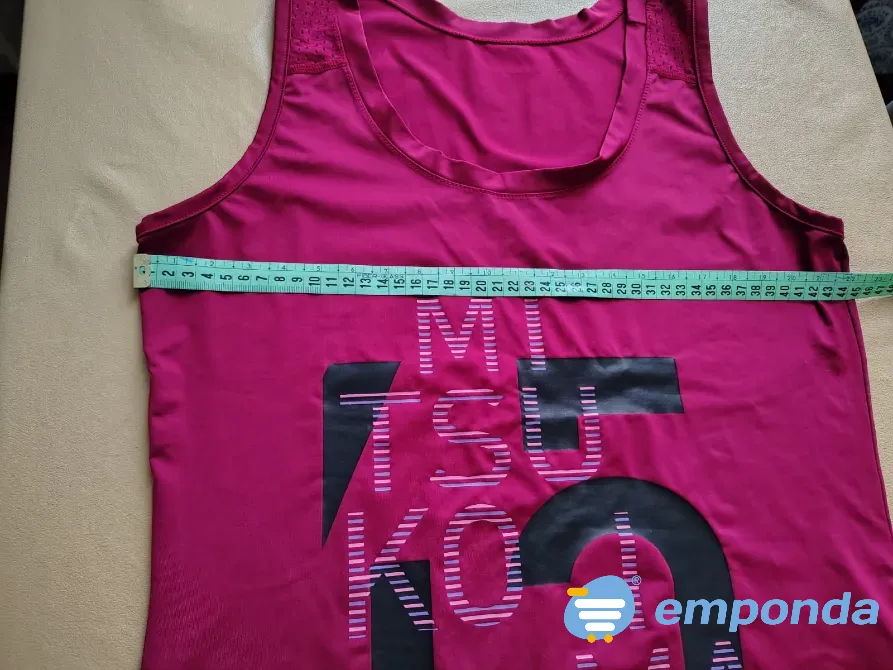 Musculosa deportiva de mujer, con tajo lateral Floresta - imagen 3