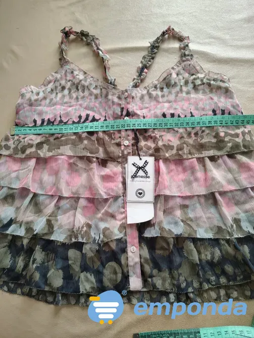 Blusa abotonada con volados, delicada Floresta - imagen 2
