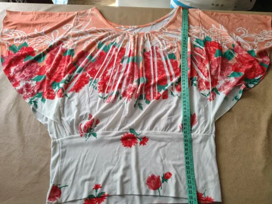 Blusa a la cintura, estampada Floresta