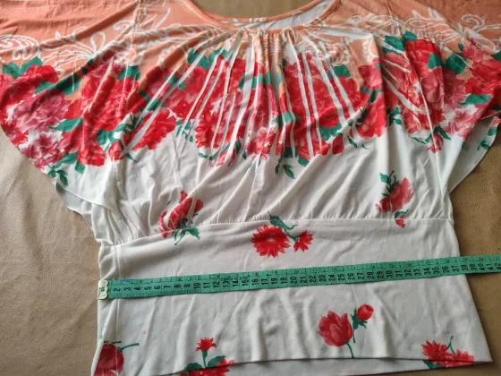 Blusa a la cintura, estampada Floresta