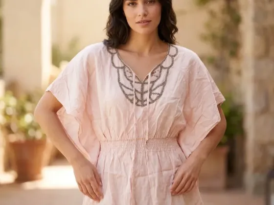 Blusa con canutillos en escote Floresta